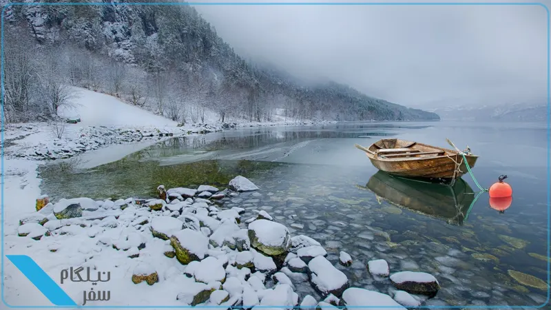 قایق سواری در دریاچه
